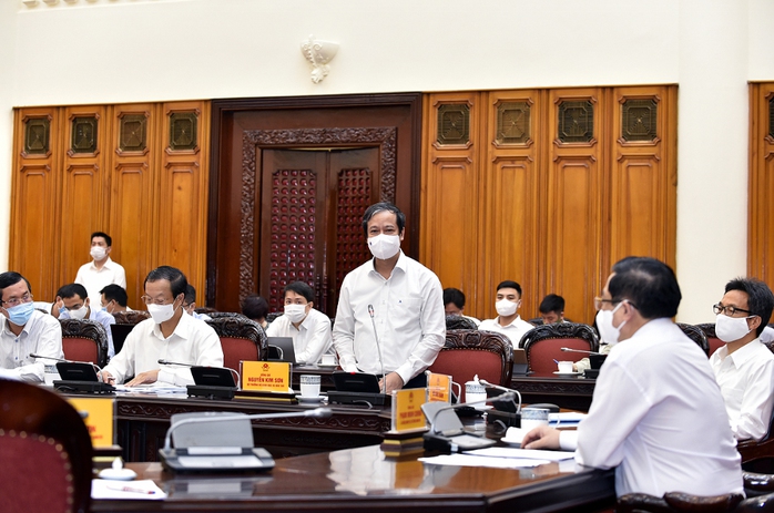 Thủ tướng Phạm Minh Chính yêu cầu hoàn thiện kịch bản chống Covid-19, tổ chức tốt kỳ thi THPT - Ảnh 2.