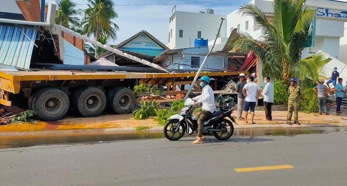 Xe đầu kéo đổ dốc, lao thẳng vào nhà dân - Ảnh 1.