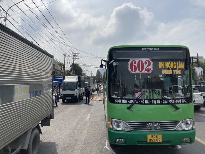 CLIP: Lạnh gáy với hiện trường xe máy va chạm xe buýt ở Đồng Nai - Ảnh 5.