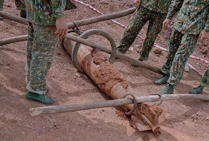 Quả bom dài 1,6m được phát hiện trong mỏ khai thác đá đang hoạt động - Ảnh 1.