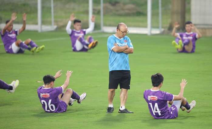CLIP: Buổi tập đầu tiên của tuyển Việt Nam vắng 3 cầu thủ SLNA nghi F2 phải cách ly - Ảnh 8.