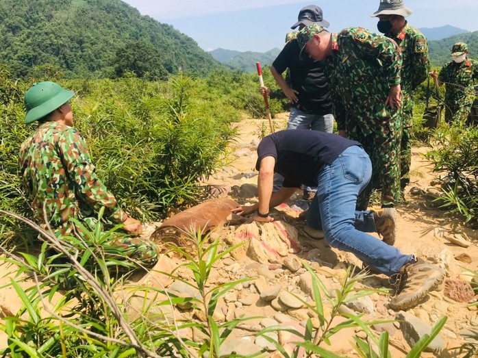 Công binh đã xử lý quả bom ở Cù Bai - Ảnh 1.