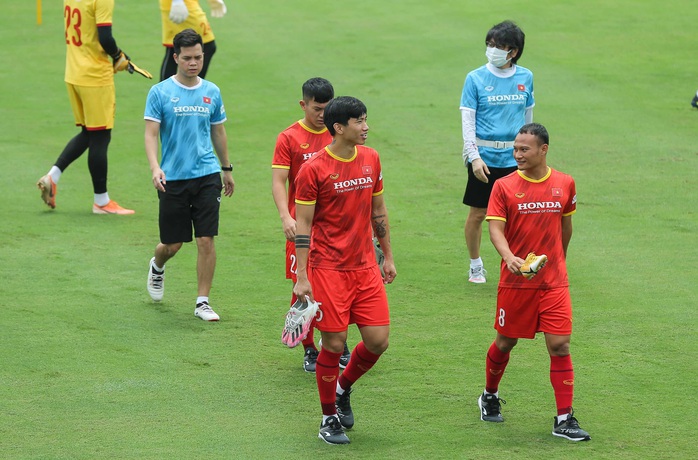 CLIP: Bất ngờ đội tuyển Việt Nam chọn thời điểm giữa trưa “luyện công” - Ảnh 6.