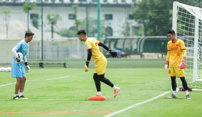 CLIP: Bất ngờ đội tuyển Việt Nam chọn thời điểm giữa trưa “luyện công” - Ảnh 9.