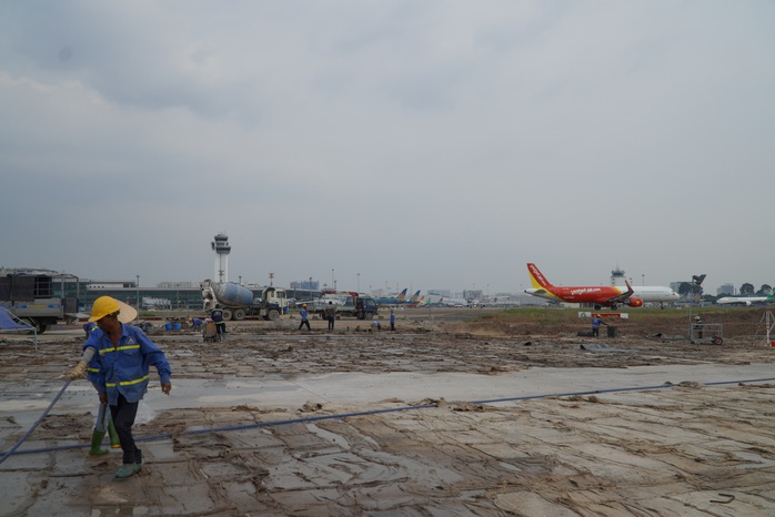 Đồng loạt đẩy nhanh thi công cùng lúc 8 đường lăn sân bay Tân Sơn Nhất  - Ảnh 1.