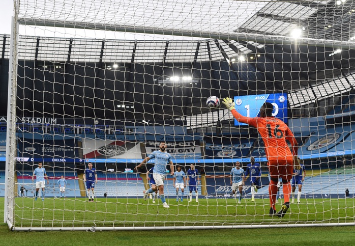 Thua ngược Chelsea ngỡ ngàng, Man City hoãn ngày vui vô địch - Ảnh 5.