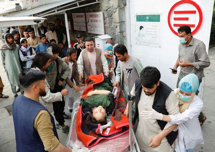 Hơn 200 người thương vong vì vụ tấn công “nhằm vào tương lai Afghanistan” - Ảnh 1.