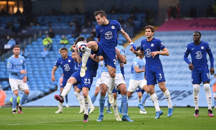 Thua ngược Chelsea ngỡ ngàng, Man City hoãn ngày vui vô địch - Ảnh 1.