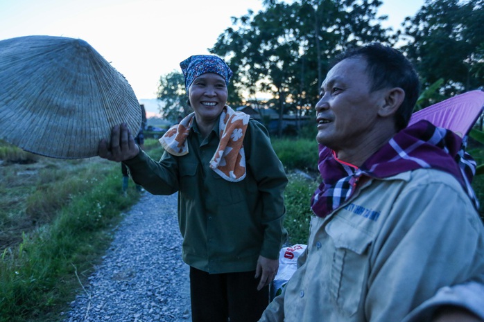 CLIP: Nắng đỉnh điểm, nông dân Hà Nội ra đồng gặt lúa vào ban đêm - Ảnh 7.