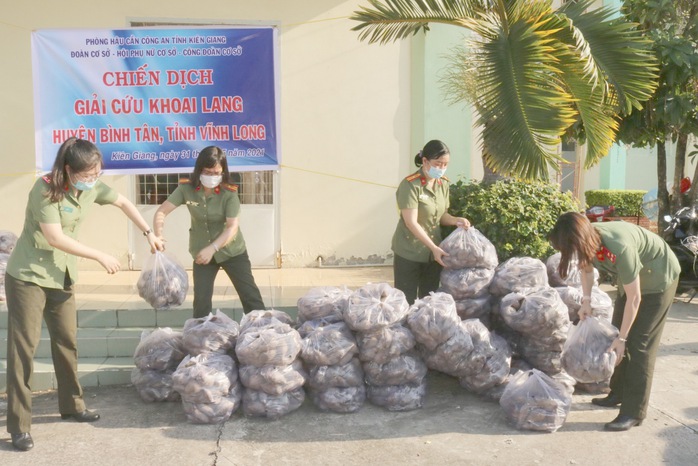 Công an Kiên Giang chạy xe máy giải cứu khoai lang giúp nông dân Vĩnh Long - Ảnh 2.