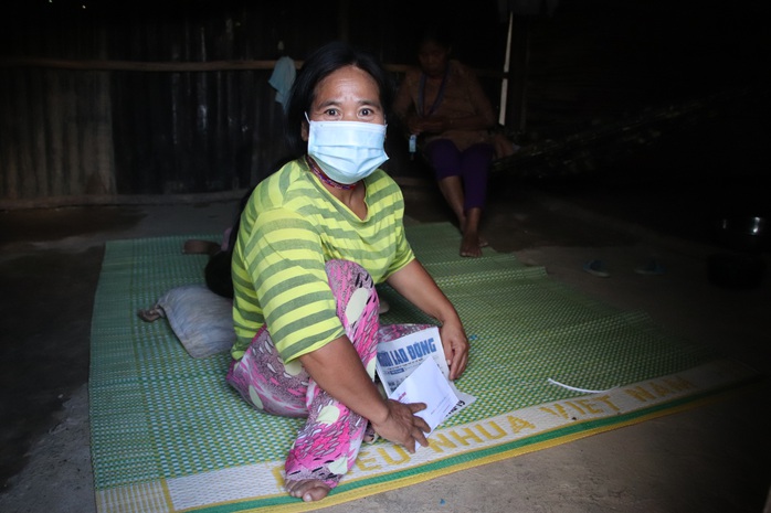 Báo Người Lao Động trao 27,9 triệu đồng cho người phụ nữ tật nguyền mất nhà - Ảnh 3.