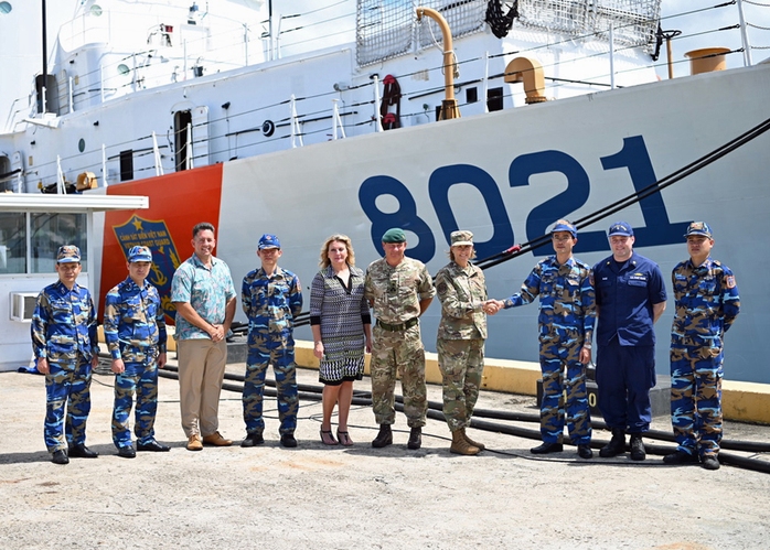 Tàu Cảnh sát biển 8021 do Mỹ chuyển giao đang về Việt Nam - Ảnh 1.