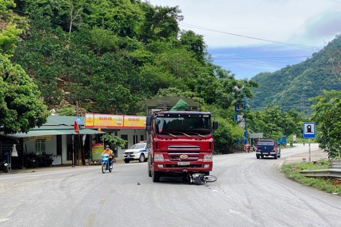 Xe đầu kéo va chạm, cán chết người đàn ông 75 tuổi đi xe máy - Ảnh 1.