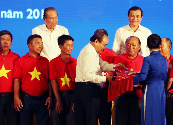 Chủ tịch nước Nguyễn Xuân Phúc gửi tặng 5.000 lá cờ cho Chương trình Một triệu lá cờ - Ảnh 1.