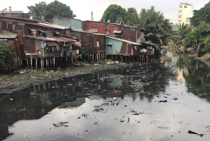Hàng ngàn căn nhà tạm ven kênh rạch ở TP HCM có nguy cơ sụp đổ - Ảnh 1.