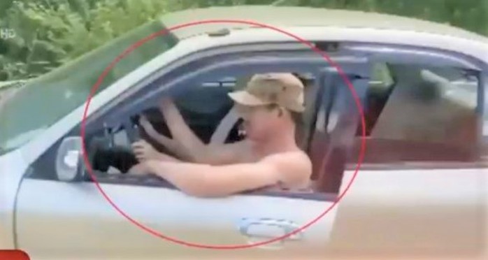 Xử phạt đôi nam nữ trong clip ngồi chung ghế lái ô tô lao vun vút trên đường - Ảnh 1.