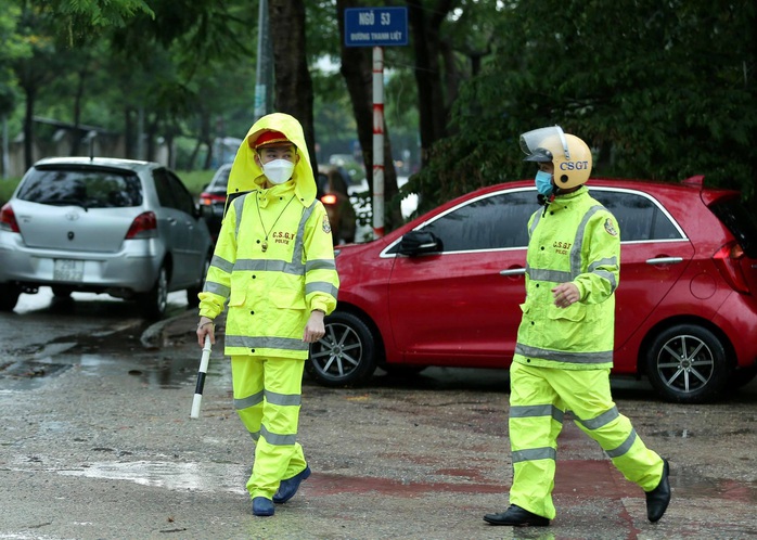 Phụ huynh đội mưa, đưa hơn 93.000 thí sinh dự kỳ thi “nóng như lửa” - Ảnh 6.