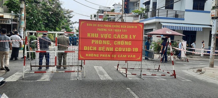 Phong tỏa nơi ở của 1 nhân viên Bệnh viện Bệnh Nhiệt đới TP HCM - Ảnh 1.