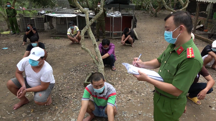 CLIP: Bí mật bên trong căn nhà treo bảng “không tiếp khách chống dịch” - Ảnh 5.