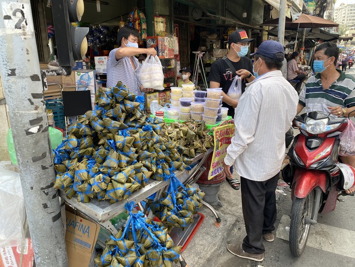 Chợ Tết Đoan Ngọ: Bánh ú nước tro tăng giá sốc, bà nội trợ kêu trời - Ảnh 1.