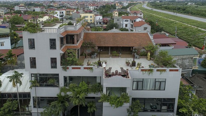 Gia đình cẩu nhà cổ hơn 100 tuổi lên nóc biệt thự - Ảnh 1.