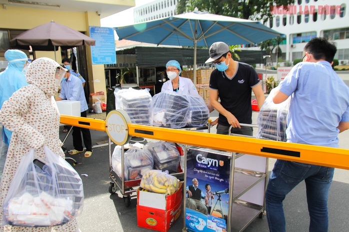 “Khi nào Bệnh viện Bệnh Nhiệt đới TP HCM gỡ phong tỏa, gia đình tôi mới ngừng nấu cơm” - Ảnh 1.