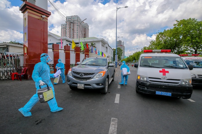 TP HCM: Huy động nhân viên y tế cư trú tại khu phong tỏa tham gia chống dịch - Ảnh 1.