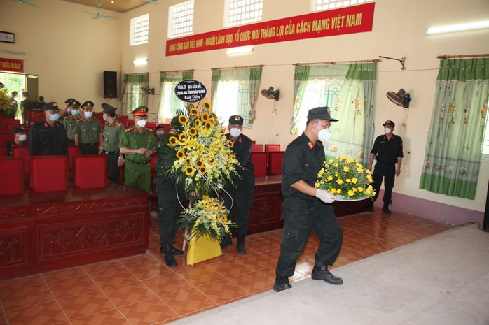 Thượng úy ở tâm dịch nén đau thương khi nhận tin bà nội và bố qua đời cùng 1 ngày - Ảnh 2.