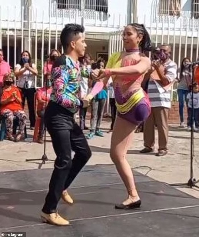 Nữ vũ công một chân lại gây sốt với điệu salsa điêu luyện - Ảnh 1.