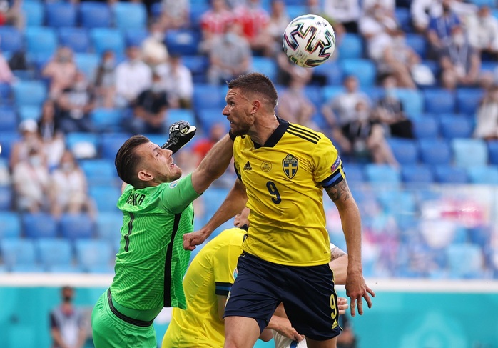 Hạ Slovakia trên chấm phạt đền, Thụy Điển mơ vé vòng 1/8 - Ảnh 2.