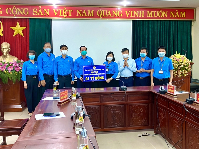 Hỗ trợ 3,4 tỉ đồng để Bắc Ninh, Bắc Giang chống dịch và chăm lo công nhân - Ảnh 2.