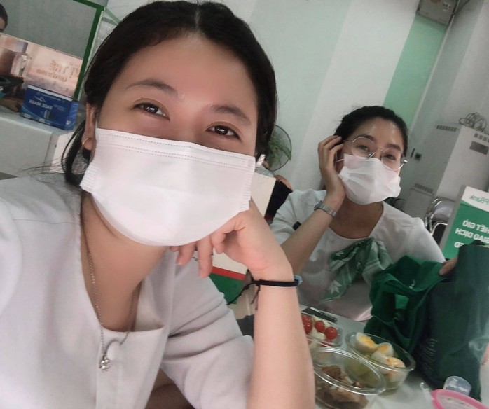 Những cô gái rời thủ đô về vùng dịch Hải Dương làm nhiệm vụ - Ảnh 1. Những cô gái rời thủ đô về vùng dịch Hải Dương làm nhiệm vụ - Ảnh 1.