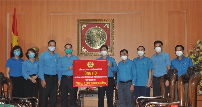 Hỗ trợ 3,4 tỉ đồng để Bắc Ninh, Bắc Giang chống dịch và chăm lo công nhân - Ảnh 1.