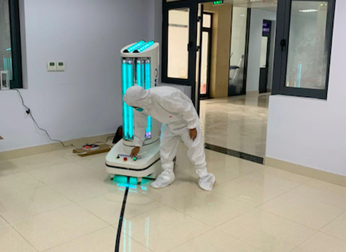 Robot khử khuẩn Phenikaa-X có mặt tại Bệnh viện dã chiến Bắc Giang - Ảnh 3.