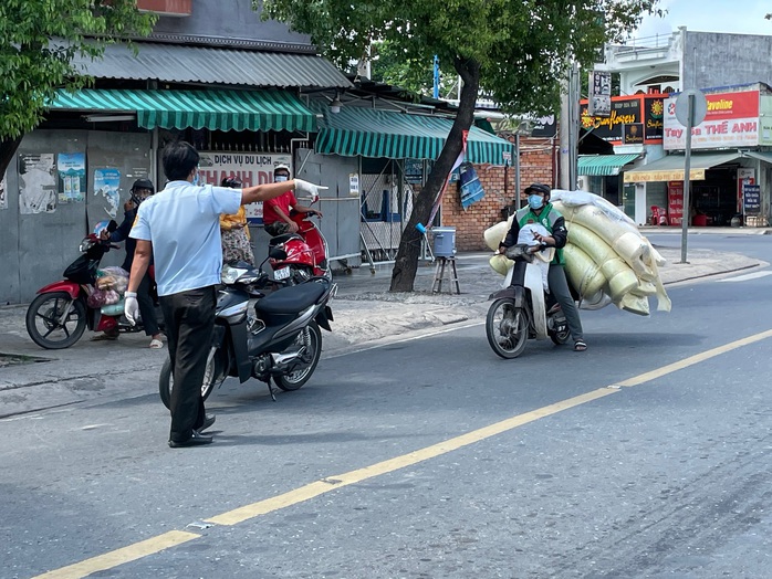 TP HCM: Đi lại thế nào tại 3 ấp bị phong tỏa của huyện Hóc Môn? - Ảnh 2.