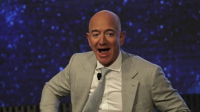 Gần 100.000 người ký 2 kiến nghị không cho tỉ phú Jeff Bezos trở lại trái đất - Ảnh 1.