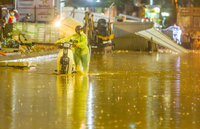 CLIP: Cơn mưa lớn giải nhiệt kéo dài khiến nhiều tuyến đường Hà Nội ngập sâu trong nước - Ảnh 9.