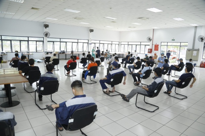 500 công nhân nhà máy bia Sài Gòn ở Củ Chi được tiêm vaccine phòng Covid-19 - Ảnh 1. 500 công nhân nhà máy bia Sài Gòn ở Củ Chi được tiêm vaccine phòng Covid-19 - Ảnh 1.