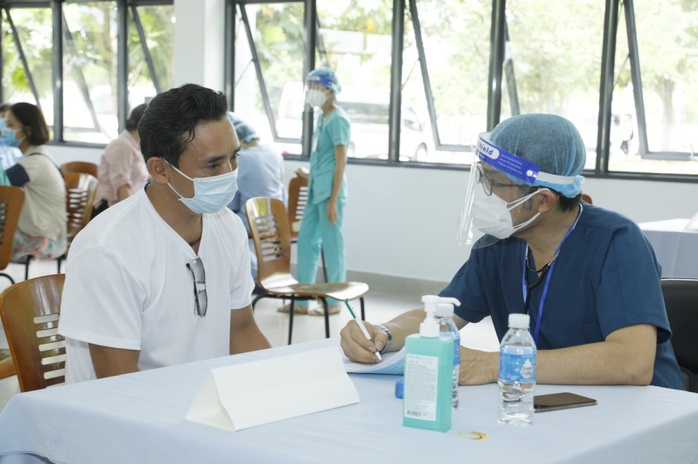 500 công nhân nhà máy bia Sài Gòn ở Củ Chi được tiêm vaccine phòng Covid-19 - Ảnh 2. 500 công nhân nhà máy bia Sài Gòn ở Củ Chi được tiêm vaccine phòng Covid-19 - Ảnh 2.