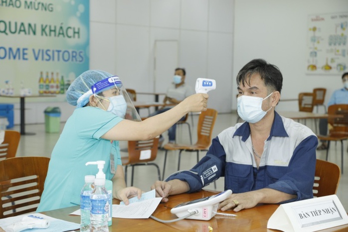 500 công nhân nhà máy bia Sài Gòn ở Củ Chi được tiêm vaccine phòng Covid-19 - Ảnh 4. 500 công nhân nhà máy bia Sài Gòn ở Củ Chi được tiêm vaccine phòng Covid-19 - Ảnh 4.