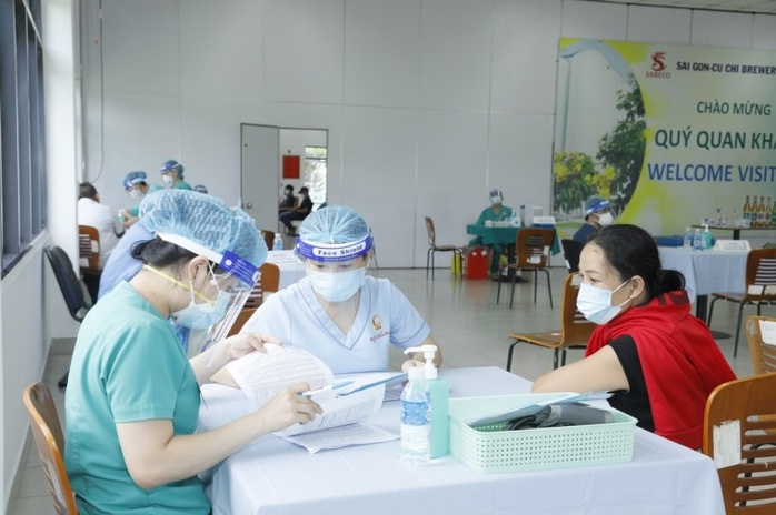 500 công nhân nhà máy bia Sài Gòn ở Củ Chi được tiêm vaccine phòng Covid-19 - Ảnh 3. 500 công nhân nhà máy bia Sài Gòn ở Củ Chi được tiêm vaccine phòng Covid-19 - Ảnh 3.