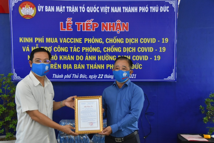 Tặng thực phẩm và vật tư y tế cho TP Thủ Đức - Ảnh 1.