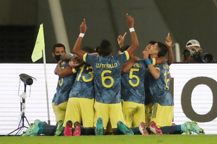Ngược dòng nghẹt thở hạ Colombia, Brazil giành vé tứ kết Copa America - Ảnh 3.