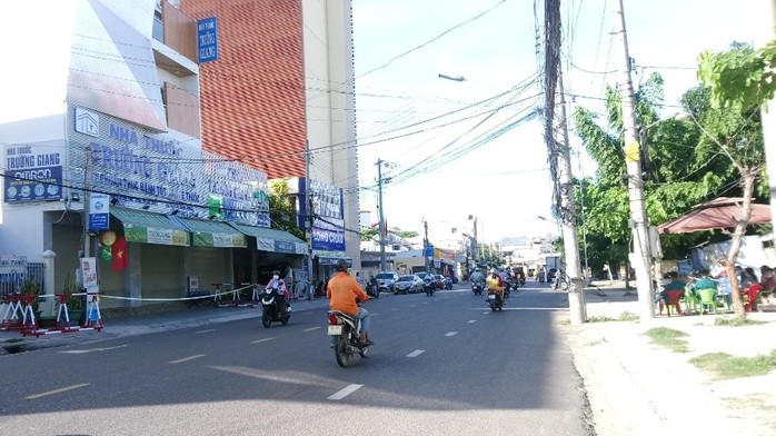 Phát hiện ca nghi mắc Covid-19 là nhân viên y tế, Bình Thuận phong tỏa 2 địa điểm - Ảnh 2.