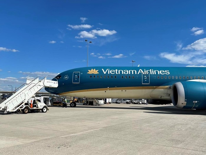 240 người Việt từ Mỹ về nước tại sân bay Cam Ranh - Ảnh 2.