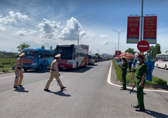 Nhiều tiểu thương chợ đầu mối mắc Covid-19 chưa rõ nguồn lây - Ảnh 2.