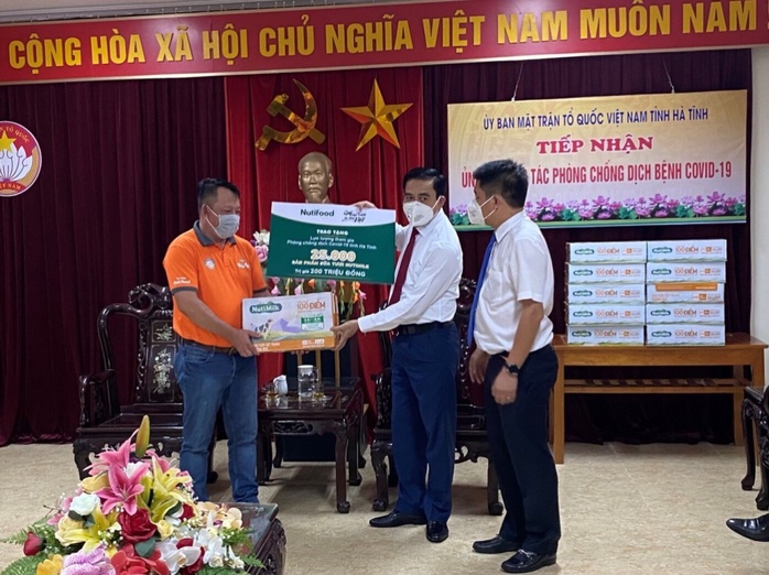 Quỹ Phát triển Tài năng Việt tiếp năng lượng cho lực lượng chống dịch Hà Tĩnh - Ảnh 1.