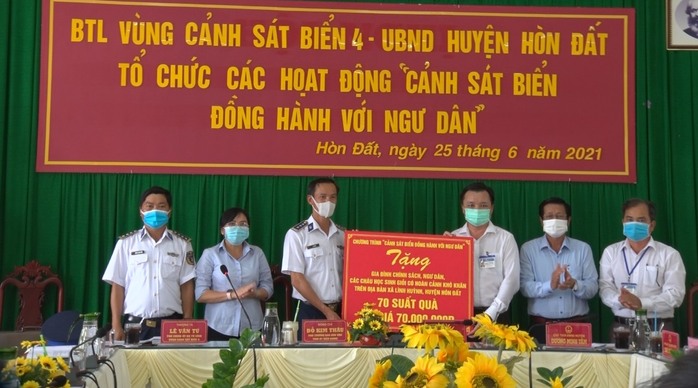 Cảnh sát biển trao cờ Tổ quốc và quà cho ngư dân Hòn Đất - Ảnh 5.