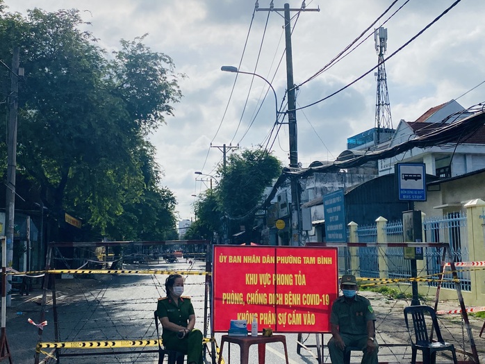 Người bán tạp hóa dương tính SARS-CoV-2, phong tỏa 1 khu chợ ở Thủ Đức - Ảnh 1. Người bán tạp hóa dương tính SARS-CoV-2, phong tỏa 1 khu chợ ở Thủ Đức - Ảnh 1.