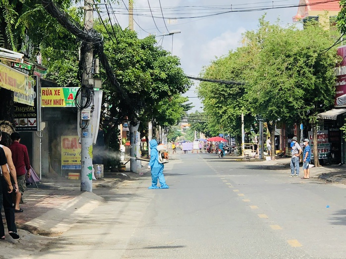 Người bán tạp hóa dương tính SARS-CoV-2, phong tỏa 1 khu chợ ở Thủ Đức - Ảnh 5.